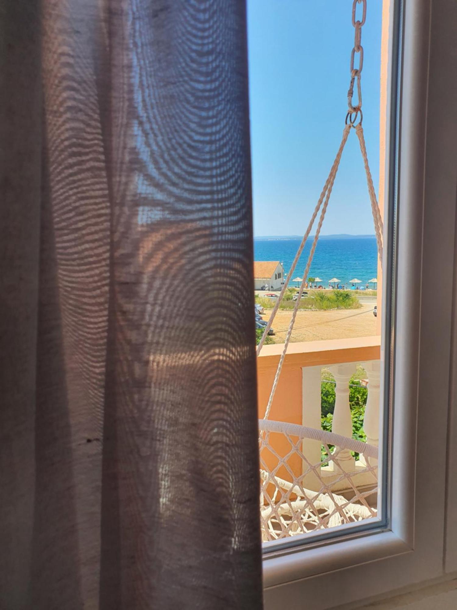 Apartment Dolphins Eye